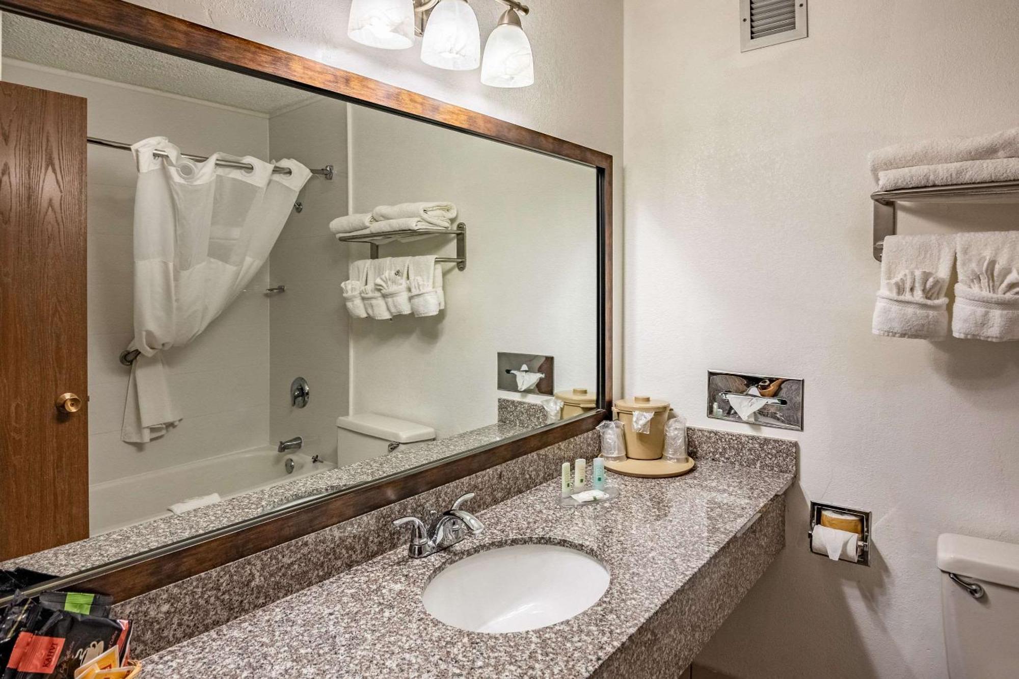 Quality Inn Тринидад Екстериор снимка