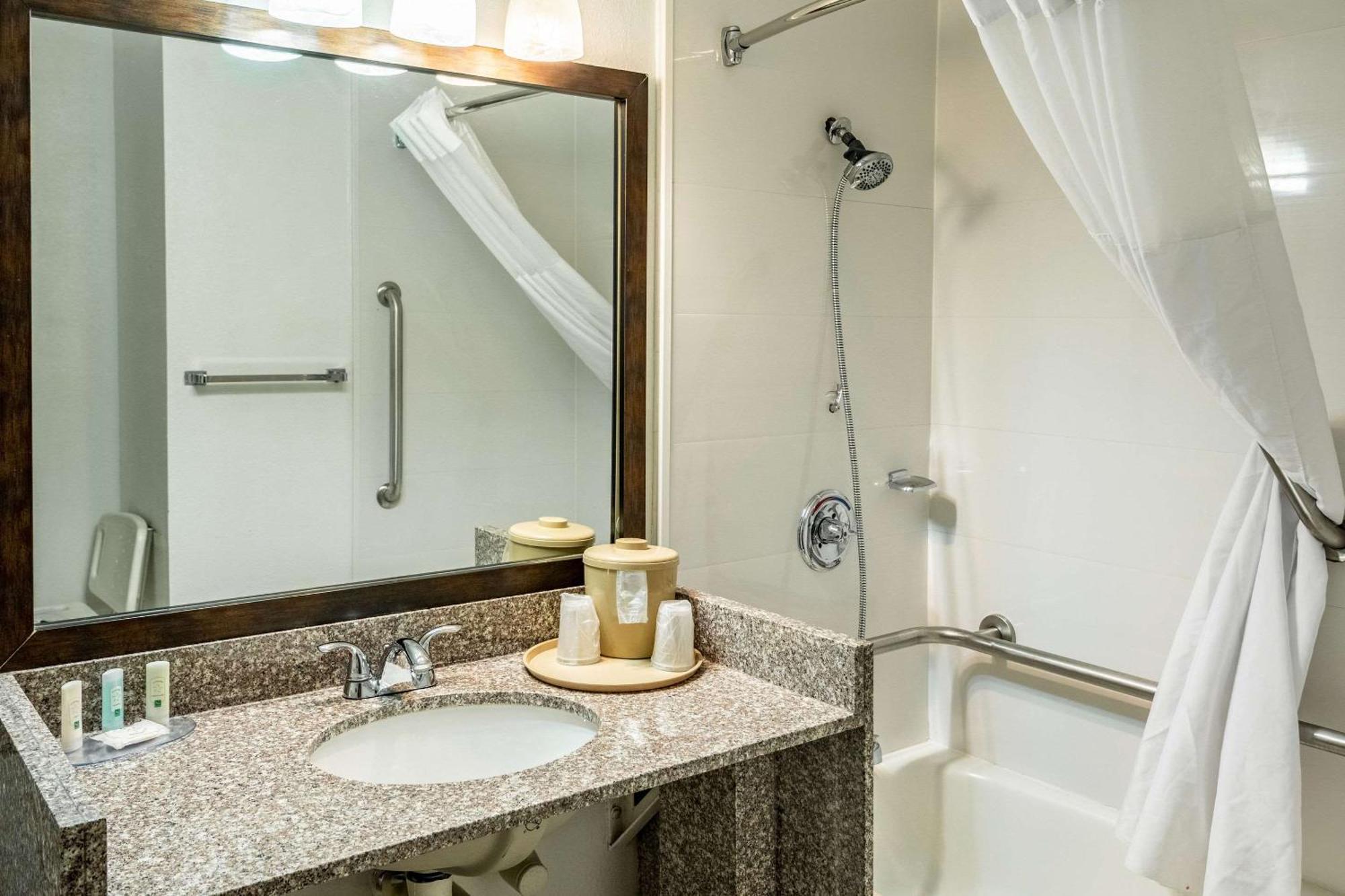 Quality Inn Тринидад Екстериор снимка